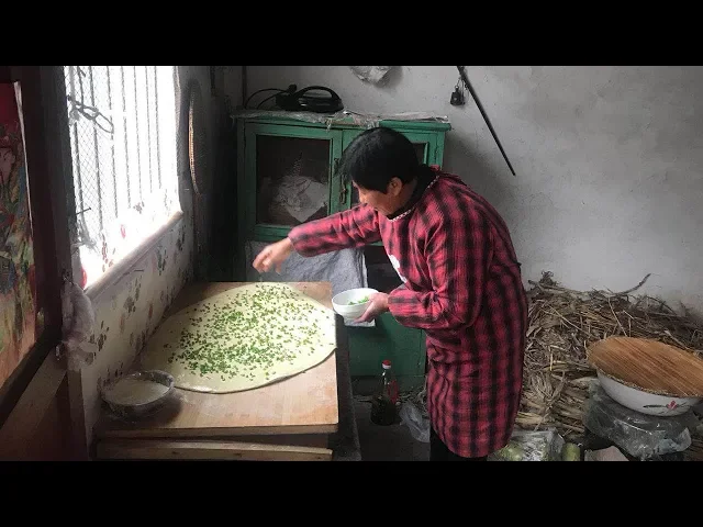 婆婆做发面芝麻饼,揉一盆老面,一次烙17个,儿媳直夸又香又软